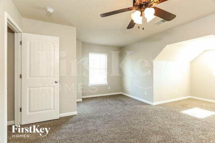 Building Photo - 1005 Bethpage Ln