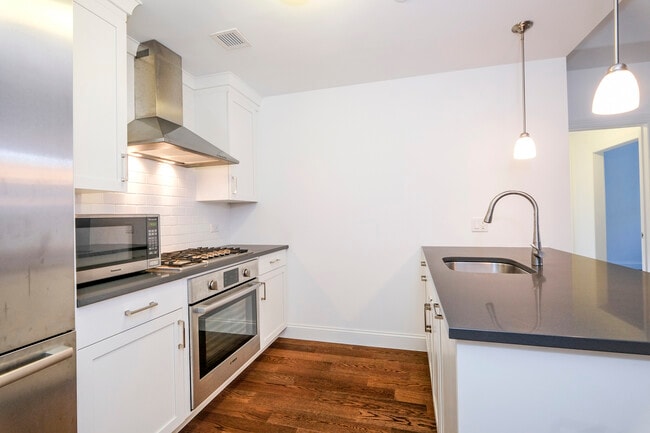 Building Photo - 10 Byron Pl