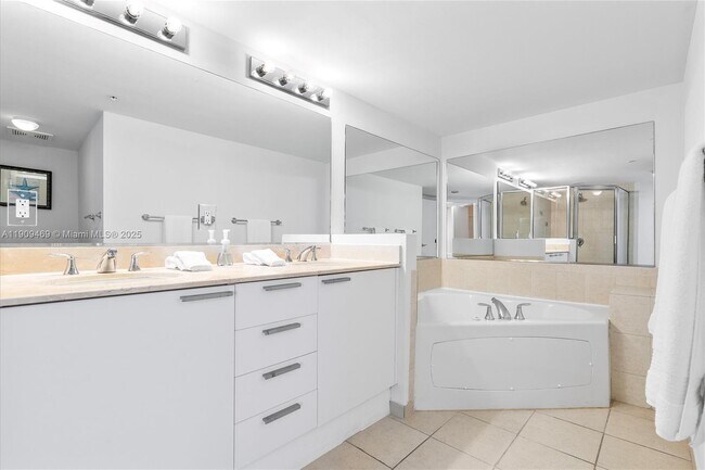 Building Photo - 16699 Collins Ave