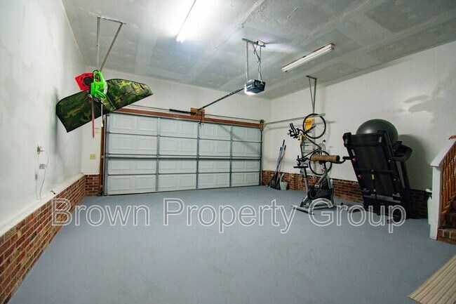 Building Photo - 20 N Hillside Dr