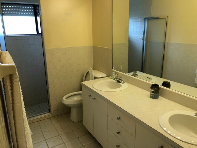 Building Photo - 218 SW Inwood Ave