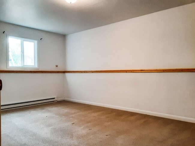 Building Photo - 4 Bed/ 2 Bath Townhome!