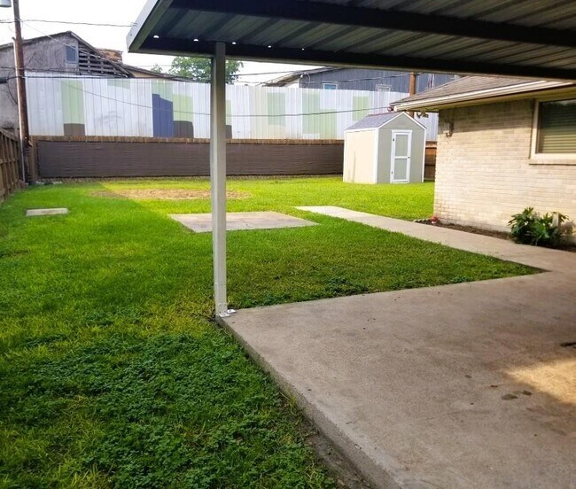 Building Photo - 3515 Castledale Dr