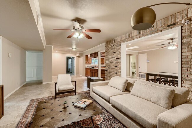 Building Photo - Gorgeous San Antonio home with large backy...