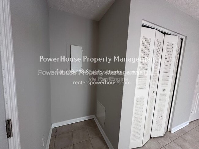 Building Photo - 502 Oakwood Ct