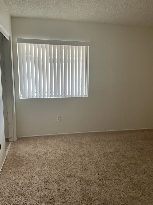 Building Photo - Spacious 1 bed / 1 bath Apartment with Garage