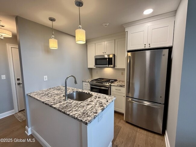 Building Photo - 77 Van Dam St