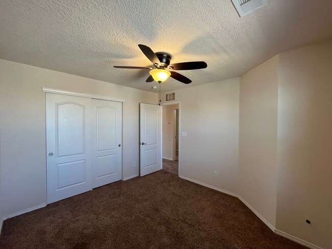 Building Photo - Roomy 3 Bedroom 2 Bathroom Home In Los Lunas!