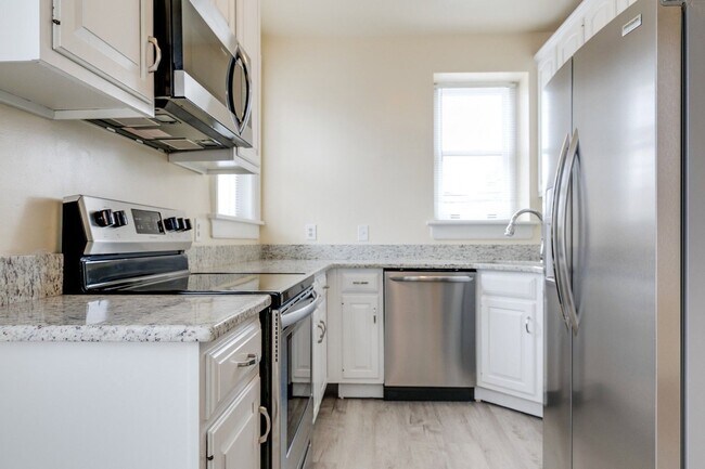 Interior Photo - 2602-2606 Monument Ave