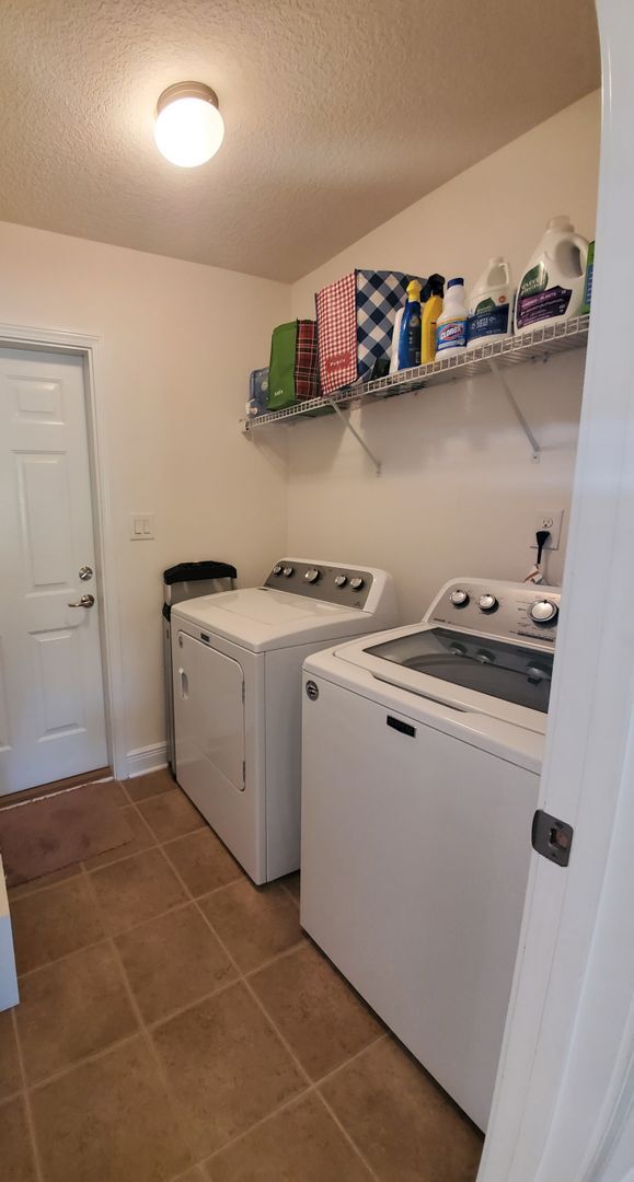 Building Photo - Corner Lot 4/2 Home - Fenced Yard - Near NAS