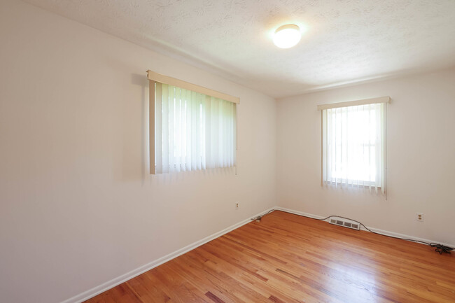 Building Photo - Renovated Singe Family Bi-Level near South...