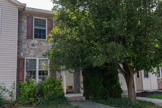 Building Photo - 2 Bed, 1.5 Bath Townhome in Inwood, WV