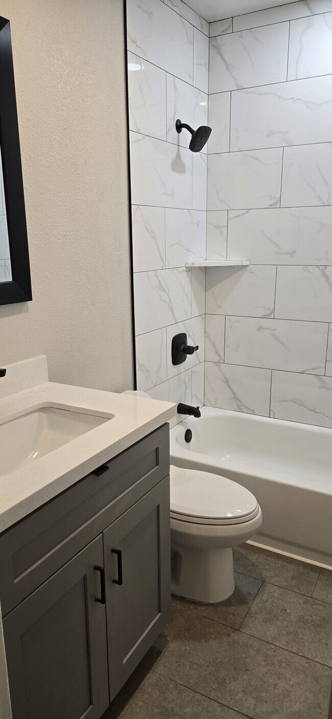 Building Photo - Newly Remodeled Single Story 2-Bed 1-Bath Apartment