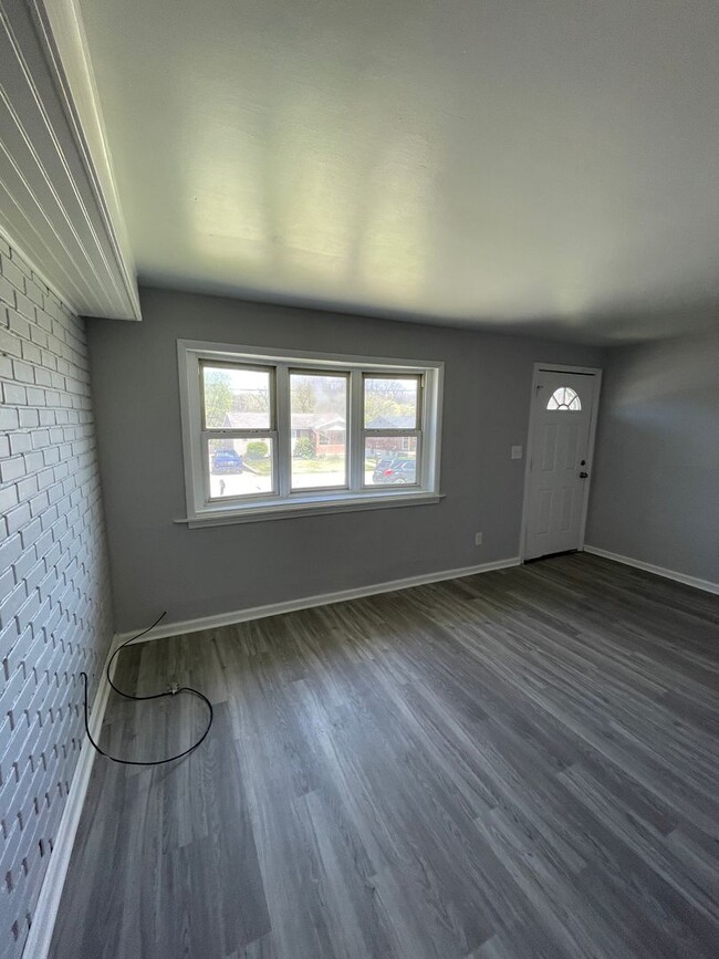 Building Photo - Freshly Renovated 3 Bedroom Ranch with Mod...