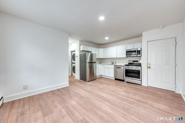 Building Photo - 152 Oak St