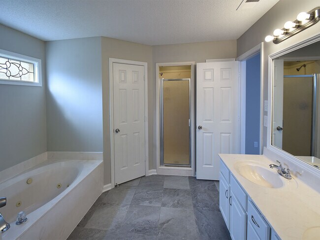 Building Photo - 5 Bedroom, 3 Bathrooms Near Berryhill And ...