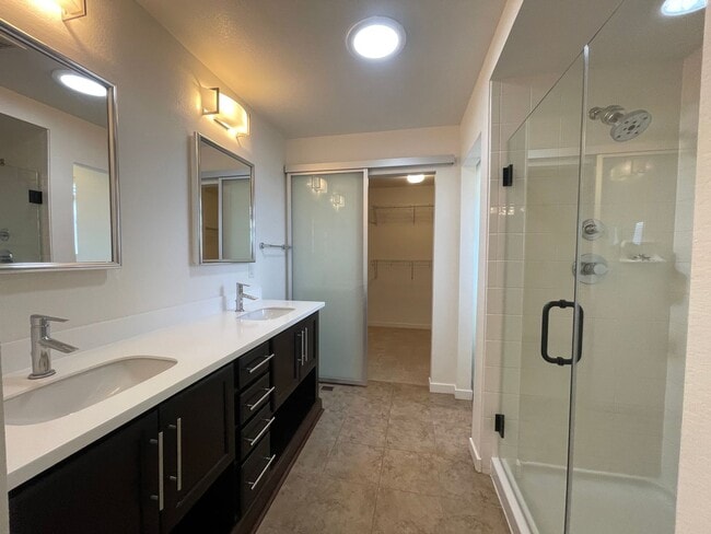 Building Photo - Perfect Location and Perfect Condition!