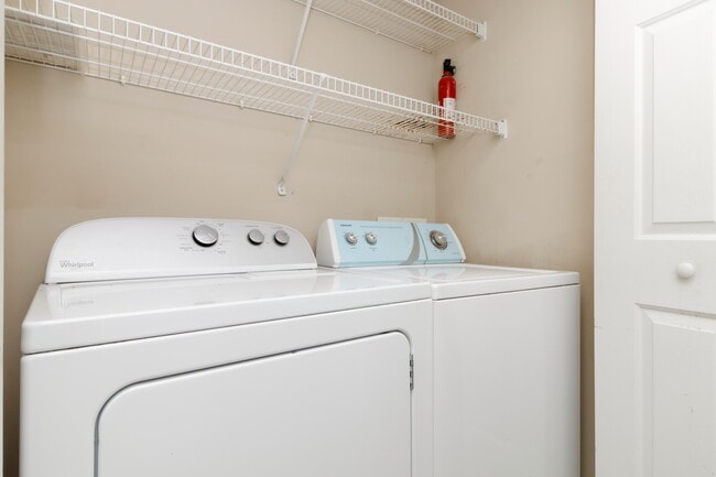Building Photo - Modern 3-Bed Condo: Lovely Appliances, LVP...