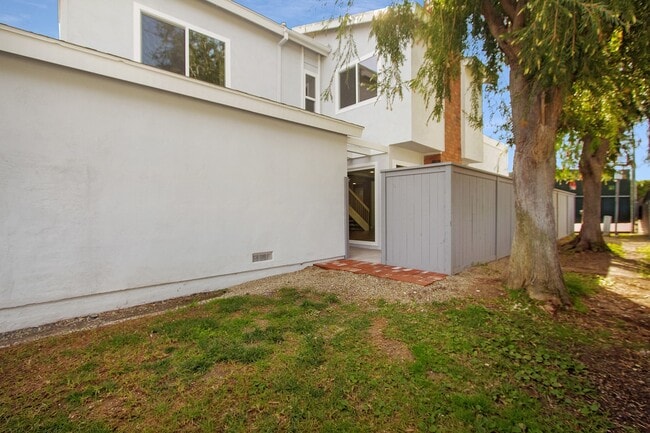 Building Photo - Renovated Townhome | Amazing South Coast Metro Costa Mesa Location