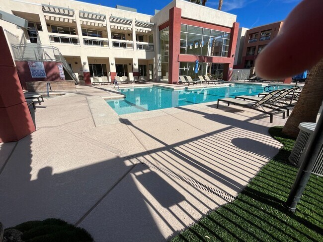 Building Photo - 1 bed, 1 bath condo in guard gated community!