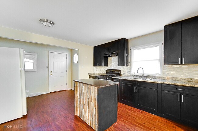 Building Photo - 15231 Waterman Dr