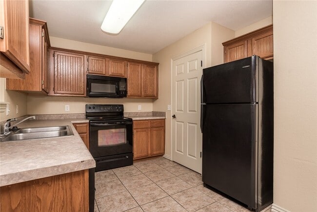 Building Photo - 4040 Glenstone Terrace