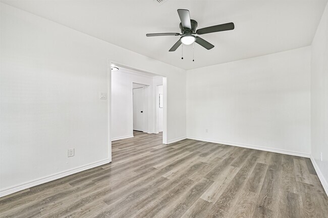 Building Photo - 212 E Castle Harbour Dr