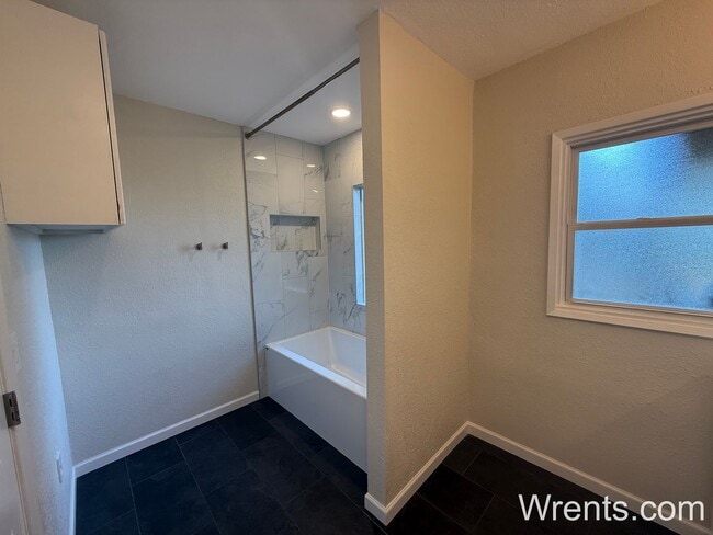 Building Photo - NEW LISTING in Audubon area  3+ bed / 2 bath