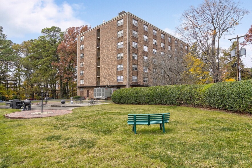 Building Photo - Wedgwood Apartments
