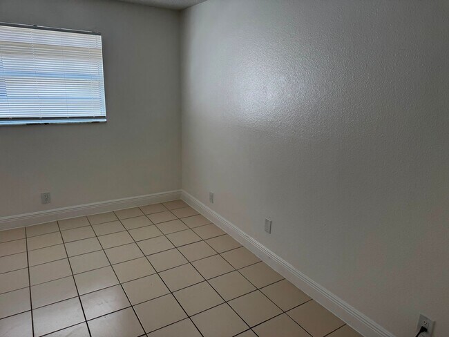 Building Photo - One bedroom apartment in Pompano Beach