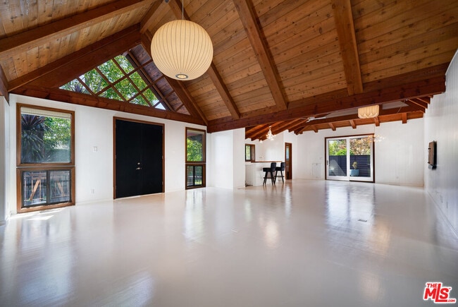 Building Photo - 201 S Larchmont Blvd