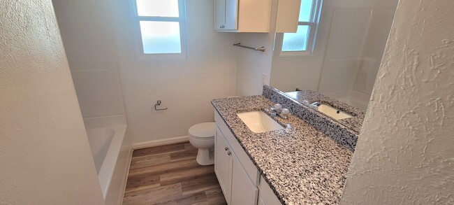 Building Photo - UPDATED HOME IN NORTH CLOVIS