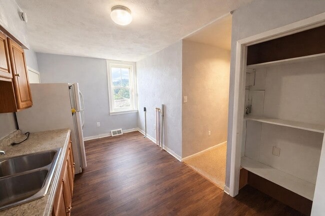 Building Photo - 925 Broadway Ave