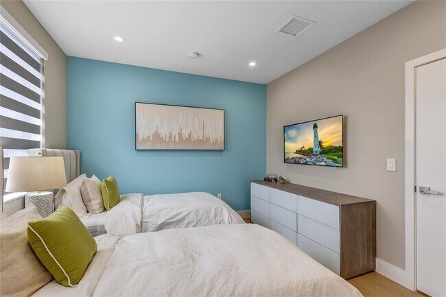 Building Photo - 811 SW 10th Terrace