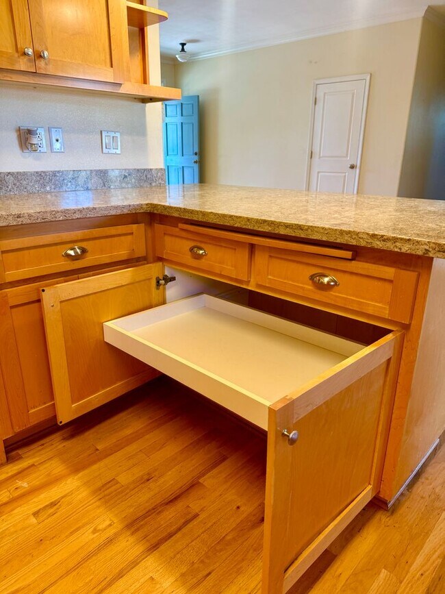Building Photo - Charming 3-Bedroom, 2-Bath Home in a Pictu...