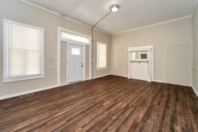 Building Photo - Talladega Beauty! Renovated 4BR/2BA with Huge Covered Porch