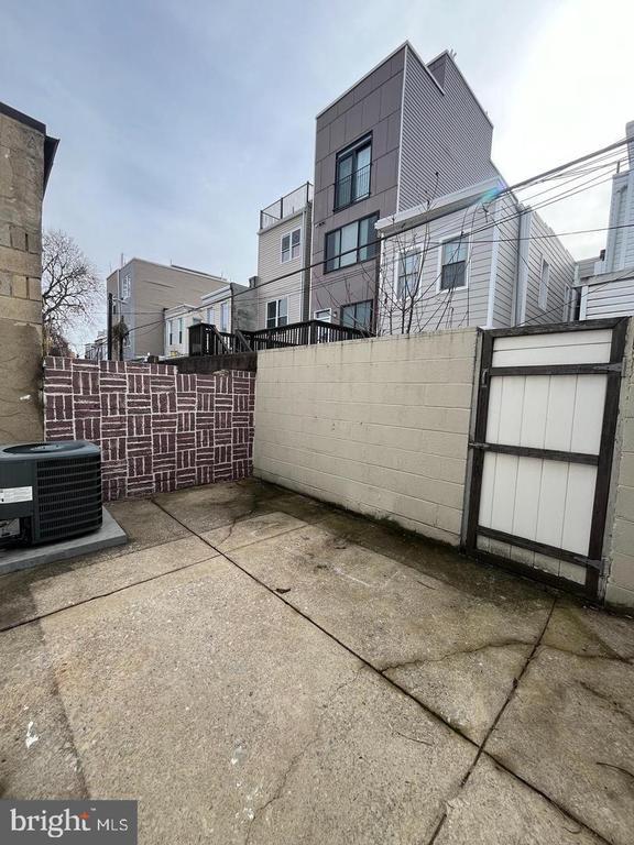 Building Photo - 2430 Carpenter St