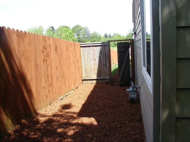 Building Photo - THREE BEDROOM TOWNHOME IN HAZEL DELL