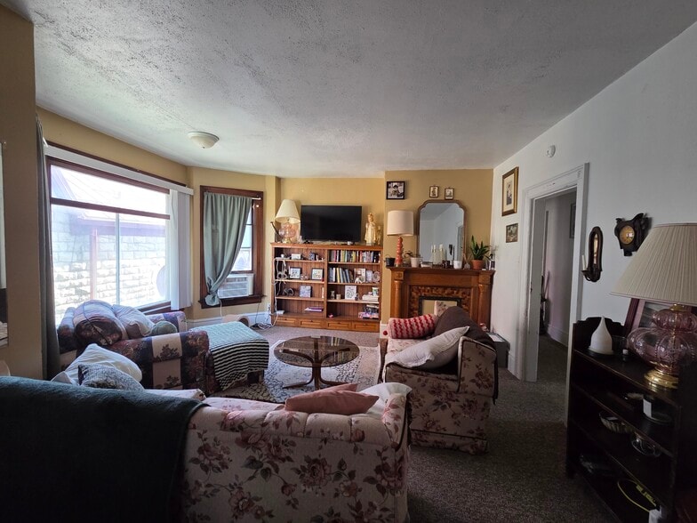 Building Photo - 165 W Broadway St