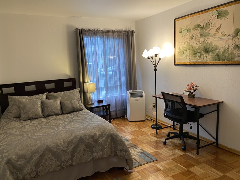 Queen size bad - 1720 Halford Ave