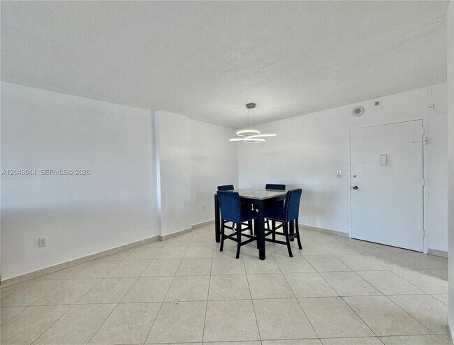 Building Photo - 400 Kings Point Dr