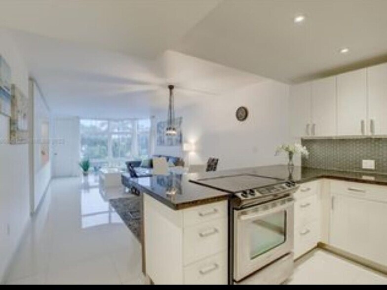 Building Photo - 3375 N Country Club Dr