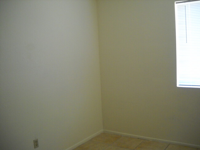 Building Photo - Cute unit in four plex