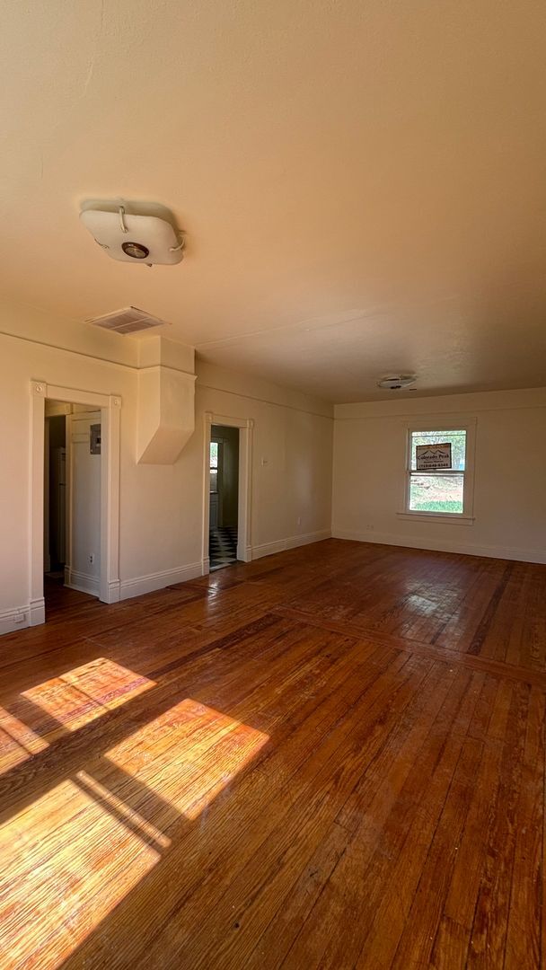 Building Photo - 825 Midland Ave