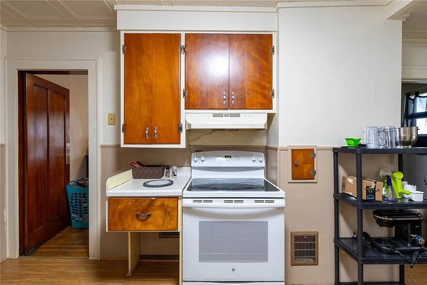 Building Photo - 282 Roxborough Rd