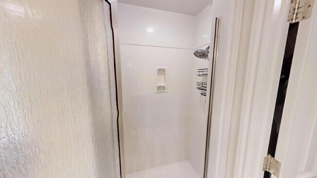 Building Photo - "Spacious 3-Bedroom Retreat with 2 Full Ba...