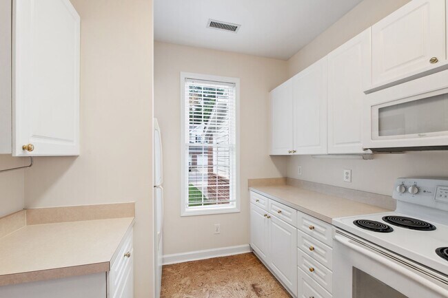 Building Photo - Lovely 3 bedroom townhome in fantastic Ral...