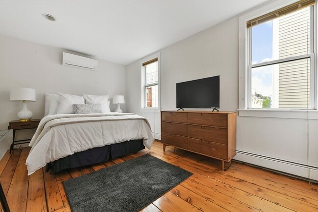 Building Photo - 93 Dresser St