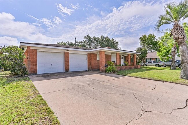 Building Photo - 2920 Heron Dr