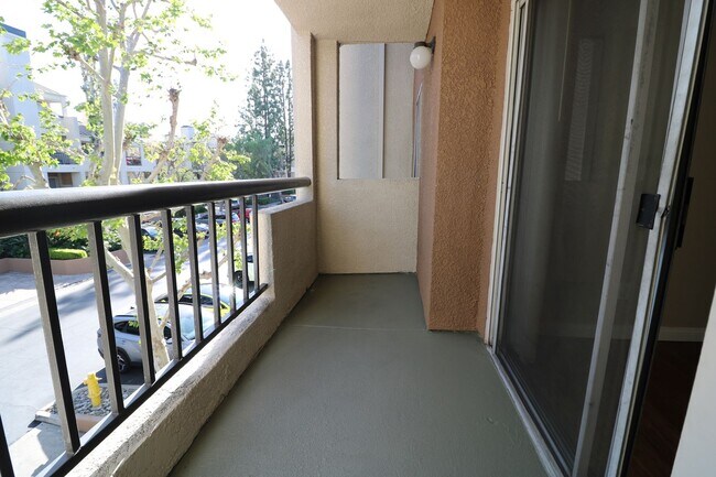 Building Photo - 1/Bed. Condo in Woodland Hills, Warner Center !!